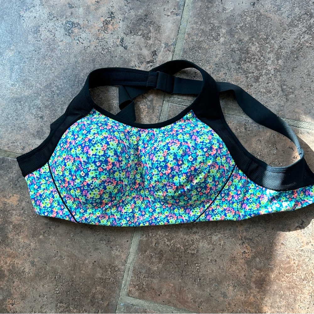 Victorias Secret Active Sports Bra - size 32 D